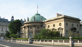 Hôtel de Salm, côté Seine, avec en arrière plan le musée d'Orsay