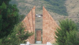 Hadrout, monument commémorant la « libération ».