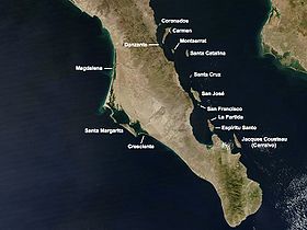 Île Espíritu Santo au centre à droite