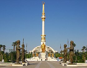 Le monument de l'indépendance turkmène, précédé de la statue du « Türkmenbaşy »