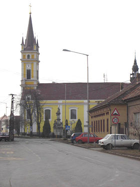 La rue principale de Kanjiža, avec l'église catholique