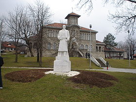 Un établissement scolaire à Orašac, avec la statue de Karageorges