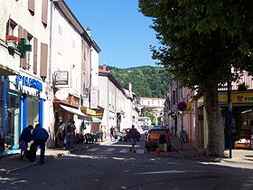 Une rue commerçante dans Lamastre
