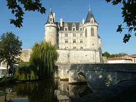 Le château de la Rochefoucauld surplombant la Tardoire