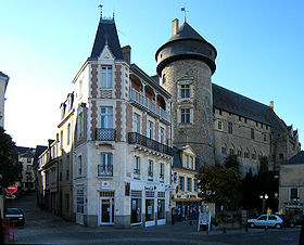 Le château vieux vu des quais de la Mayenne