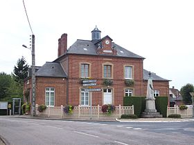 Mairie-école du Tronquay et son monument aux morts.