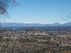 Manosque au pied de la colline dite mont d’Or :« Ce sein rond est une colline. » (Jean Giono, dans Manosque des plateaux)