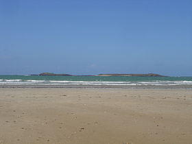 L'île de Théviec (à droite) et le rocher de Guernic (à gauche) vus depuis la plage de Penthièvre