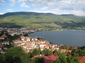 La ville d'Ohrid sur le lac
