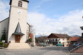 Vue de l'église de Larringes, au fond la Dent d'Oche