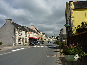 La rue principale (axe routier Quimper-Morlaix)