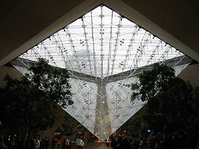La pyramide inversée du Louvre, se situe sous la place du Carrousel et se trouve dans le centre commercial.