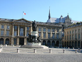 Statue de Louis XV au milieu de la place, la sous-préfecture et la cathédrale (du premier plan à l'arrière plan).