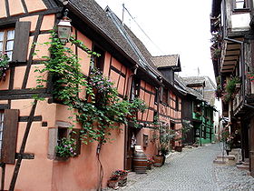 Rue des Remparts, une des nombreuses ruelles pittoresques de Riquewihr.