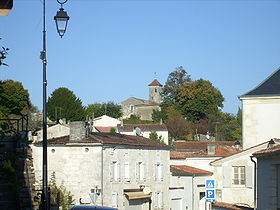 L'église Saint-Brice, campée sur son promontoire