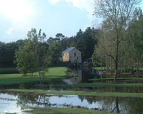L'étang et le moulin à eau rénové.