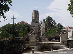 Statue du Maréchal Lannes et cathédrale Saint-Gervais-Saint-Protais