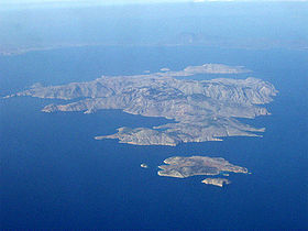 Vue aérienne vers le Nord de l'île de Symi et des îlots proches, au fond les côtes turques.