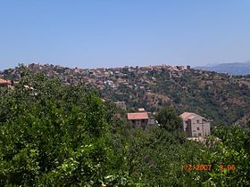 Vue du village de Taguemount Azouz, chef-lieu de la commune d'Aït Mahmoud.