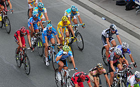 Le maillot jaune Alberto Contador au sein du peloton dans lesrues de la capitale.