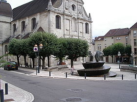 Église et fontaine.