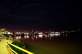 Vue d'Itumbiara depuis la l'avenue Beira Rio de nuit