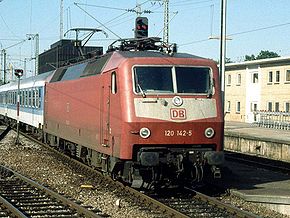  La 120-142, locomotive électrique de la DB, arrive à Stuttgart-Hbf avec le train IR 2565 (11/08/95).