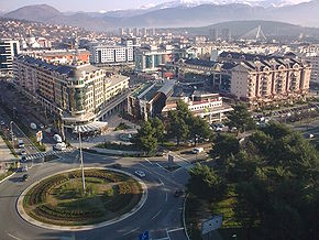 Vue générale de Podgoricaavec le square de St Pierre de Cetinje au premier plan