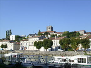 Les quais et l'église de Saint-Savinien