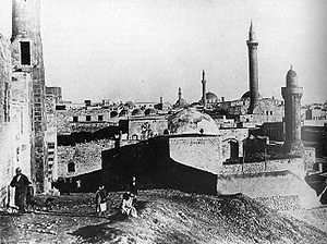 Citadelle d'Alep vers 1900 avec mosquée en arrière-plan