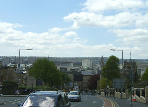 Vue de la ville de Bradford, en haut de Leeds Road, avec des voitures passant, le 9 avril 2005