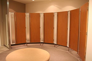 Dans une cabine d essayage