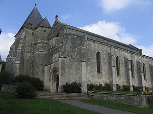 Eglise fortifiee Aouste France.jpg