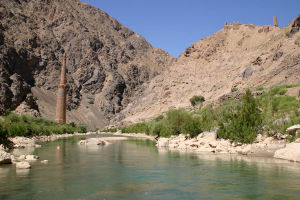 Le minaret de Jam au bord de l'Heri Rud
