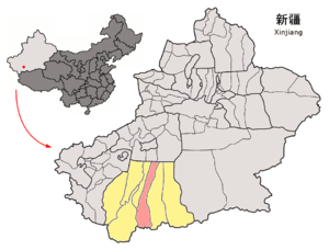 Localisation du xian de Chira (en rose) dans la préfecture de Hotan (en jaune)