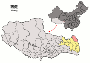 Localisation du xian de Jomda (en rose) dans la préfecture de Qamdo (en jaune)