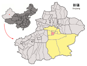 Localisation de la ville de Korla dans sa juridiction (en rose) et la préfecture de Bayin'gholin (en jaune)