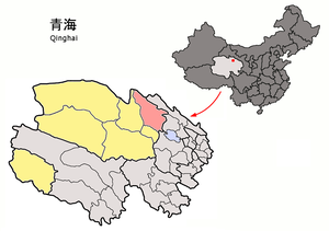 Localisation de la ville de Tianjun dans le district de Tianjun (en rose) et la préfecture de Haixi (en jaune)
