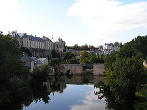 Thouars Château et Pont des Chouans.JPG
