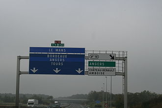 Exemple d’utilisation des panneaux directionnels sur une sortie d’autoroute