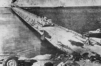 Photographie d'un blindé égyptien traversant le canal de Suez sur un des ponts flottant.