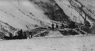 Photographie montrant des hommes du Génie égyptien actionnant les pompes sur la barrière de sable de la ligne Bar-Lev.