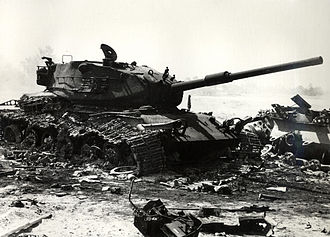 Photograhie présentant un char israélien détruit par un tir.