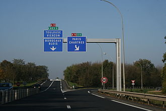 Exemple d’utilisation des panneaux de signalisation avancée à l’entrée d’une autoroute
