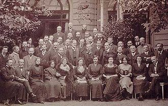 Photographie des membres du congrès international de psychanalyse de 1911 à Weimar réunissant les principaux créateurs de la psychologie analytique. La photographie montre une trentaine de personnes posant devant l'objectif et réparti en plusieurs rangs.