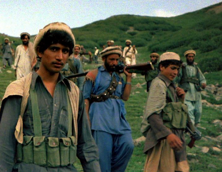 Les résistants les insoumis (PHOTOS) Afghan_Muja_crossing_from_Saohol_Sar_pass_in_Durand_border_region_of_Pakistan,_August_1985