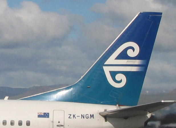Le koru d'Air New Zealand sur l'empennage de l'un de leurs avions