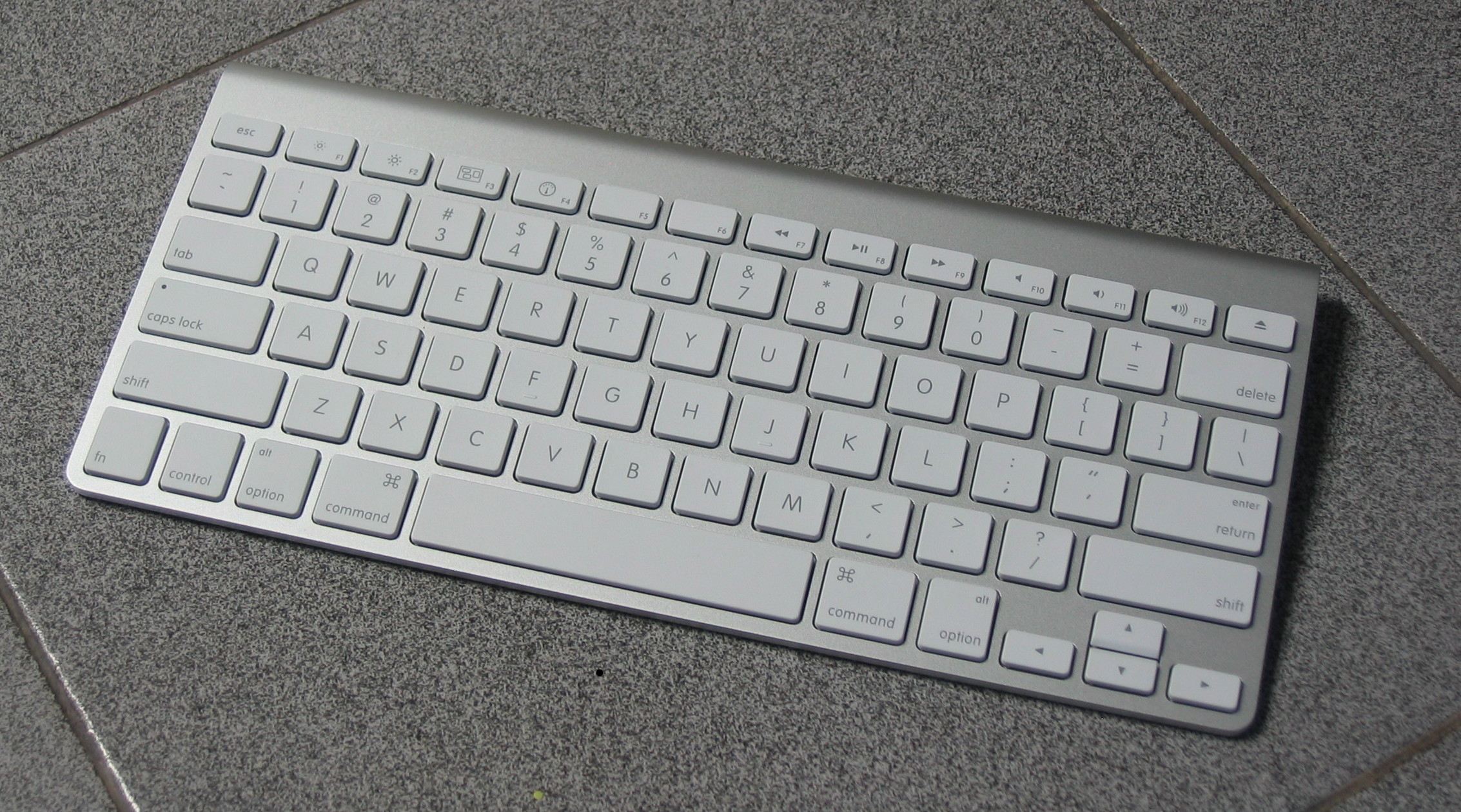 http://fr.academic.ru/pictures/frwiki/65/Apple-wireless-keyboard-aluminum-2007.jpg
