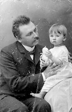 Le compositeur avec sa fille Eva, aux environs de 1900