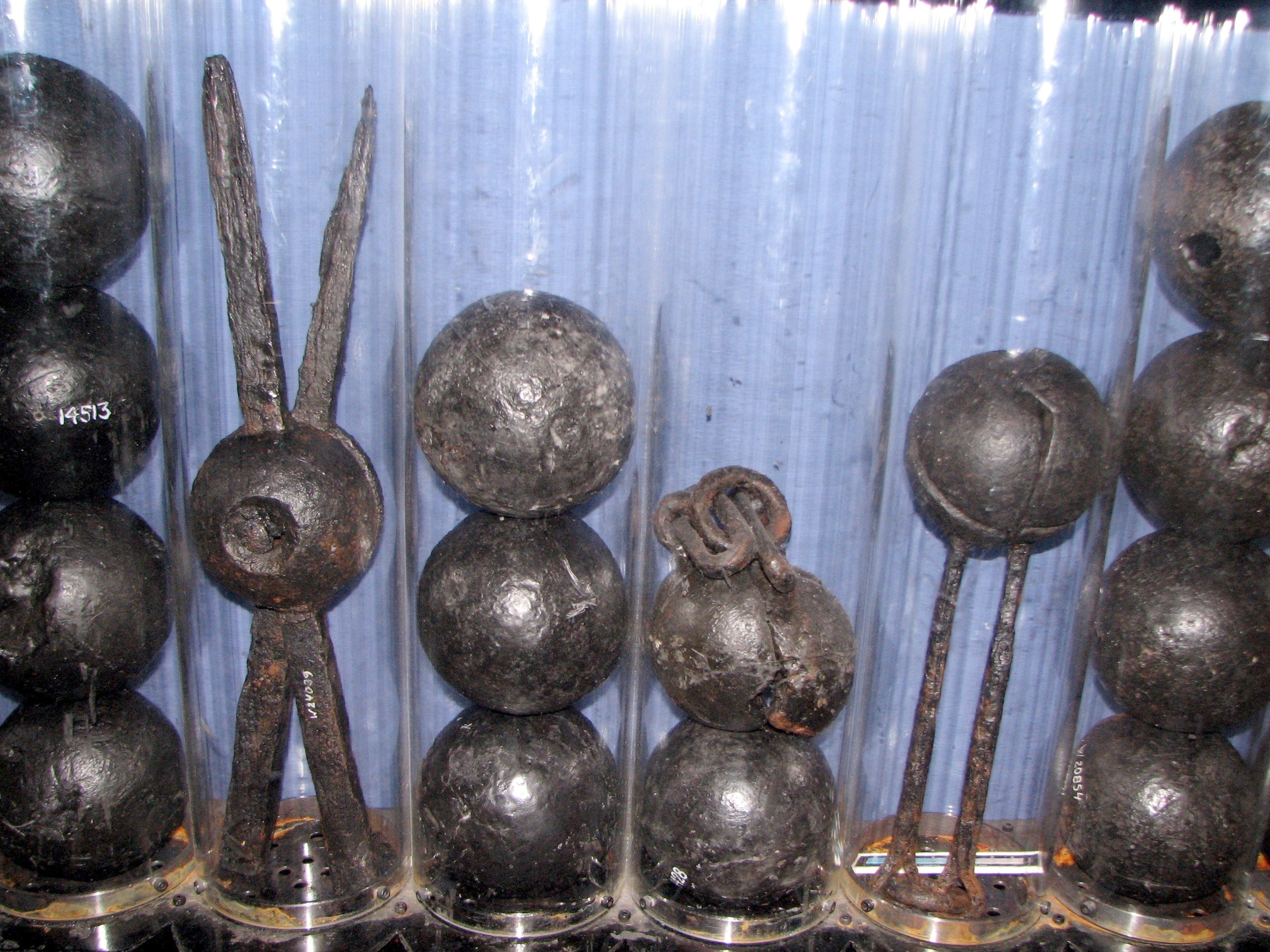Different_types_of_cannon_balls_Vasa.jpg